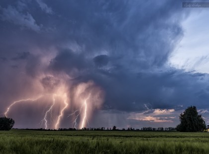 Kettészakad az ország! Villámgyors átmenettel CSAP LE A FÉL ORSZÁGRA a vihar JÉGESŐVEL, ZIVATARRAL, VILLÁMOKKAL, MENNYDÖRGÉSSEL!Ezekre a megyékre már kiadták a riasztást! >>