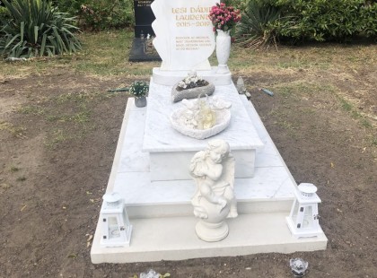 Elkészült LL.Junior kisfiának a hófehér márvány síremléke..Nézzék az idézetet rajta