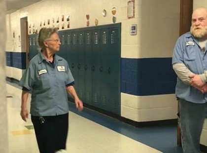 A 77 éves gondnoknőt szólítja a hangosbemondó: mikor belép a terembe, látja, az egész iskola rájött a titkára