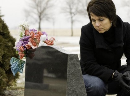 Mindenki engem vigasztalt a férjem halála után. De ők nem tudják a szörnyű titkom