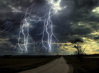 VESZÉLYES IDŐ CSAP LE pár órán belül! JÉGESŐVEL, 100 km/órás széllel, károkozó VIHARRAL! Ezekre a megyékre már kiadták a riasztást! Ne legyél a szabadban, az utcán, amikor lecsap >>>