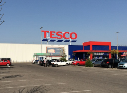 Tegnap délután egy idősebb hölgy próbált előttem bankkártyával fizetni a ce***di Tescoban! Majd ami ezután történt, az több, mint botrányos!