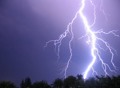 Durva idő csap le órákon belül! Erős széllel, JÉGESŐVEL, VILLÁMOKKAL! EZEKRE A MEGYÉKRE MÁR KIADTÁK A RIASZTÁST >