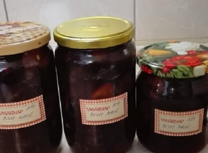 Szilva nyersen eltéve, hőkezelés nélkül, évek múlva is friss roppanós, mint amikor leszedjük a fáról! Én meggyet is így rakom , magozva! Biztos, hogy régi recept, én a nagymamámtól tanultam Majd a szilvát is kipróbálom