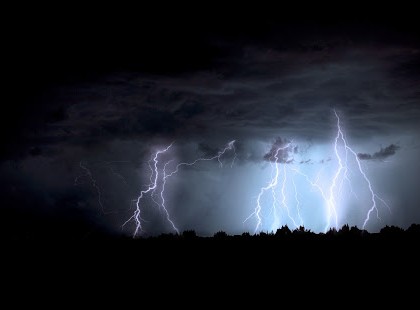 DURVÁBB idő jön, mint amire számítottak!PÁR órán belül JÉGESŐVEL, cikázó villámokkal, fülsiketítő égzengéssel CSAP LE A VIHAR! ITT A LISTA – ezekre a megyékre már kiadták a riasztást!! >>>