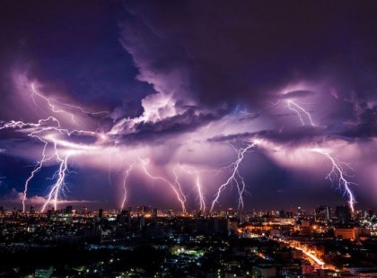 VESZÉLYES idő csap le néhány órán belül CIKÁZÓ villámokkal, JÉGESŐVEL, ZIVATARRAL! Ezekre a megyékre KIADTÁK A RIASZTÁST >>>