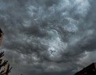 Órákon belül JÖN A VIHAR iszonyatos mennyiségű esővel, NAGYSZEMŰ JÉGGEL ÉS 90 km/órás SZÉLROHAMOKKAL! VESZÉLYES! EZEKRE A MEGYÉKRE MÁR KIADTÁK A RIASZTÁST! >>>>