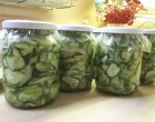 Uborka hagymával, ez egy valódi finomság a téli hónapokra, ha eleged van a csemegeuborkából!Itt a recept!