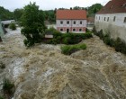 Villámárvizek keletkezhetnek!! ÓRÁRÓL órára mutatjuk hol csap le a vihar irtózatos mennyiségű esővel 12, 13, 14, 15, 16, 17, 18,19 órakor >>>