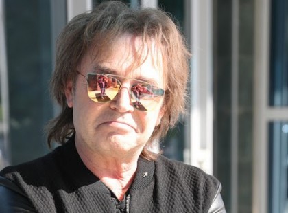 Szikora Robi nem kisnyugdíjas, kitálalt és őszintén beszélt arról, milyen színvonalon él! Döbbenetes, amit a pénzéről mondott. Sok pályatársa ellenére Ő nem panaszkodik..! - Oszd meg, ha szerinted is így kellene mindig művészünknek!