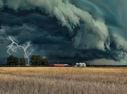 PÁR ÓRÁN BELÜL DURVA IDŐ CSAP LE RÁNK! Súlyos vihar jön JÉGGEL, ZIVATARRAL, ÉS ERŐSS SZÉLLEL! Figyelj, mert EZEKRE A MEGYÉKRE MÁR KIADTÁK A RIASZTÁST! >