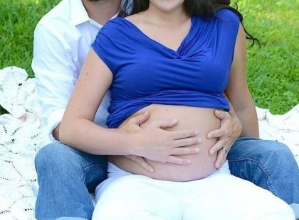 Belehalt a szülésbe az anyuka, de ekkor az egyik orvos a mellkasára tette az újszülöttjét, és csoda történt.