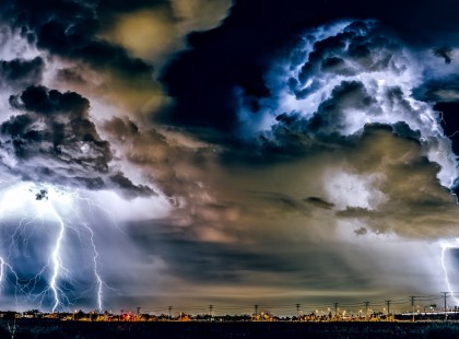 VÉSZJELZÉS! KÁROKOZÓ széllel csap le a VIHAR néhány órán belül! VESZÉLYES IDŐ JÖN, vegyétek komolyan! 100km/órás széllel, jéggel ront rá az országra a zivatart! >>EZEKRE A MEGYÉKRE már kiadták a 2. fokú riasztást >>