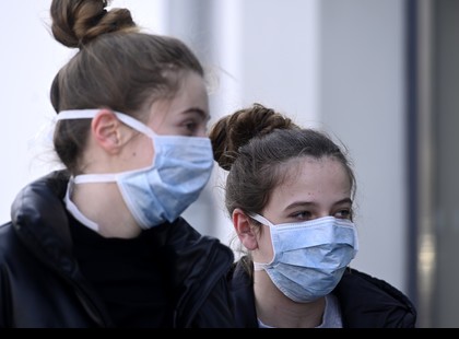 Most derült ki!!! Édeskevés volt a magyarországi védőtávolság-szabály? VÁLTOZÁS!!!! ITT A LEGÚJABB védőtávolság és MASZK SZABÁLY, AMIT MINDENKINEK BE KELL TARTANI!!