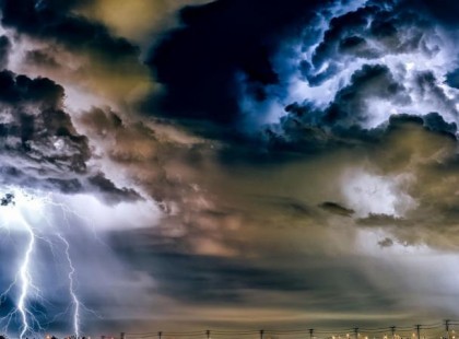 12 megyére adtak ki riasztást !Égszakadás jön !2 cm-es jégdarabokra hívja fel a figyelmet a meteorológiai szolgálat, amihez 70 km/órás szél társul !