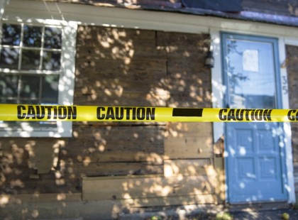 Kihívták a rendőrt, mert fura hangokat hallottak. Amikor benyitott a lakásba, az egész élete megváltozott