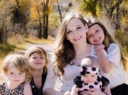 A négygyermekes anyukának lerobbant a kocsija. Senki nem segített, csak egy idős úr. Egyetlen fizetséget kért cserébe: