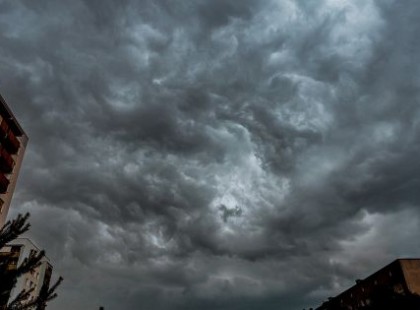 Órákon belül JÖN A VIHAR iszonyatos mennyiségű esővel, NAGYSZEMŰ JÉGGEL ÉS 90 km/órás SZÉLROHAMOKKAL! VESZÉLYES! EZEKRE A MEGYÉKRE MÁR KIADTÁK A RIASZTÁST! >>>>