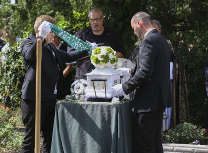 Mindenki zokogott Ricsi temetésén. Nyugalomra helyezték az ablakon kiesett srácot