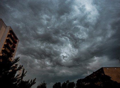 Pár órán belül JÖN A HATALMAS FELHŐSZAKADÁS ÖZÖNVÍZZEL, NAGYSZEMŰ JÉGGEL ÉS károkozó széllel!!!! Ezekre a megyékre MÁR KIADTÁK A riasztást! >>>
