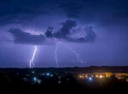 Brutális méretű vihar közelít! DURVÁN KÖZELEG A VIHAR! Károkozó szélre és 2 cm-es JÉGRE KÉSZÜLJETEK! Óvjátok értékeiteket! ITT A TÉRKÉP! Óráról órára mutatjuk hol TAROLJA LE A VIHAR AZ ORSZÁGOT 13, 14, 15, 16, 17, 18, 19, 20 órakor >>>>>