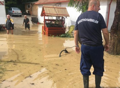 Meghalt az a nő, akit elsodor a villámárvíz ma a Veszprém megyei településen