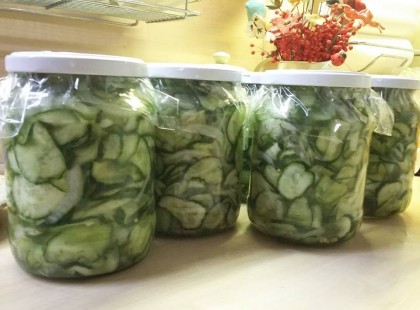 Uborka hagymával, ez egy valódi finomság a téli hónapokra, ha eleged van a csemegeuborkából!Itt a recept!
