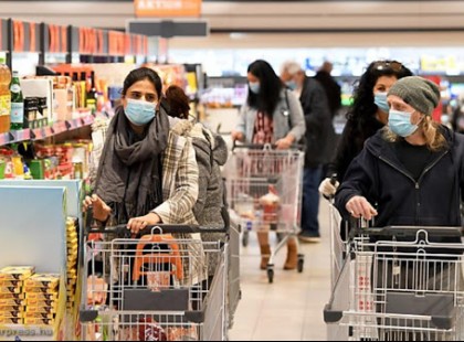 Eltörölheti a kormány a kötelező maszkviselést!