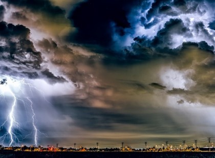 Pár óra múlva DURVA vihar söpör végig a fél országon! Fülsiketítő Égzengéssel, 70 km /órás széllel, hatalmas FELHŐSZAKADÁSSAL, cikázó villámokkal és JÉGESŐVEL csap le a vihar pár órán belül!!! >> VESZÉLY!!! EZEKRE A MEGYÉKRE MÁR KIADTÁK A RIASZTÁST >>>