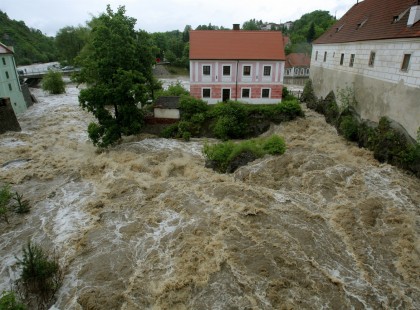 Villámárvizek keletkezhetnek!! ÓRÁRÓL órára mutatjuk hol csap le a vihar irtózatos mennyiségű esővel 12, 13, 14, 15, 16, 17, 18,19 órakor >>>