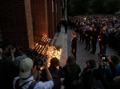 Több ezren emlékeznek Benedek Tiborra a Hajós uszodánál