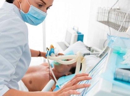 Meghalt egy koronavírusos beteg, miután a rokonai kihúzták lélegeztetőgépét, hogy légkondit dugjanak a helyére