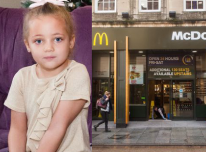 A 4 éves kislány sírva jön ki a nyilvános vécéből – ekkor az édesanyja meglátja, mi van a lábán