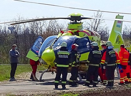 Meghalt a nagymamája, ezért Jani felgyújtotta magát a fészerben. Sajnos nem tudták megmentei az életét