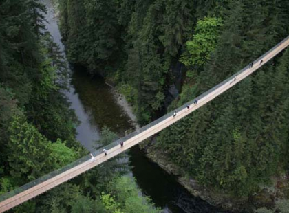DRÁMA! Így szakadt le a függőhíd a turisták alatt, a kamera mindent rögzített!