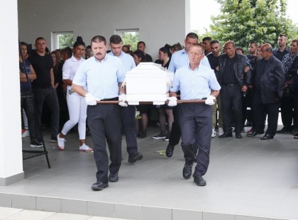 Hófehér koporsóban, menyasszonyi ruhában helyezték végső nyugalomra Nikit. Helyszíni szívszaggató képek