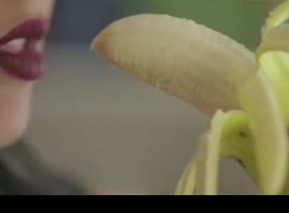 Anyósom ezt tette a banánnal. Megdöbbentem, mikor megláttam .......