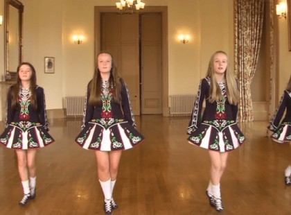 Ahogy halad előre a zene, úgy lesz egyre látványosabb az előadás: a ruhák, a mozdulatok, az ötletek fergetegesek