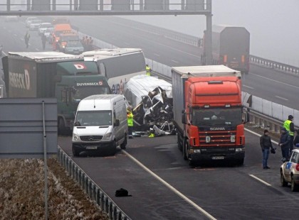 Brutális baleset az M7-esen: szinte eltűnt a teherautó utastere az ütközéstől – fotók