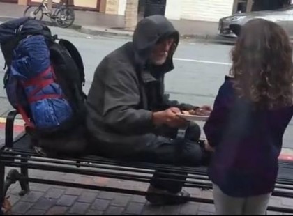 A kislány a hajléktalannak adta az ebédjét. Két nappal később megrázó telefonhívást kapott az anyja…
