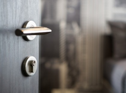 A 19 éves lány kedves levelet ír a szomszédjának, amiben arra kéri, halkabban szeretkezzen. Pár perc múlva észrevesz egy borítékot az ajtója előtt