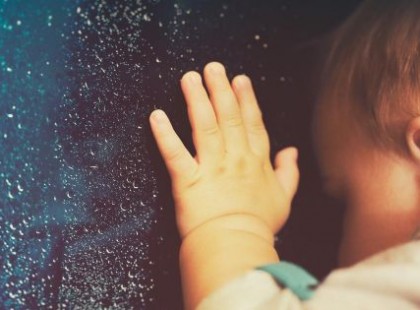 11 hónapos kislányát hagyta a forró autóban..A járókelők már csak az élettelen testet emelték ki..