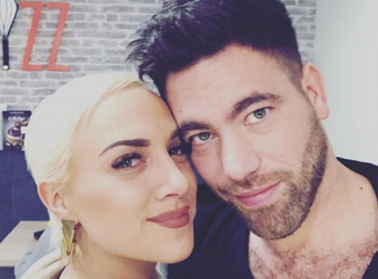 Krausz Gábor, Tóth Gabi férje mosolyogva jelentette be a nagy hírt! JÖN A KÖVETKEZŐ! :-) Gratulálunk!!! :-) Már mindhárman nagyon várják! :-)