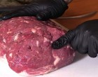 Vettem egy darab húst a szupermarketben…és csak otthon vettem észre rajta azt, amitől még most is borsódzik a hátam!! Hihetetlen, amit rajta találtam!! Ezután te is odafigyelsz majd erre!