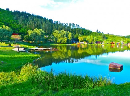 Egész Európában egyedülálló magyar tó, ahol érdemes nyaralni! Filléres nyaralás Magyarországon, de olyan mintha külföldön lennél! Festői táj, amit egy különleges jelenség alakított ki!