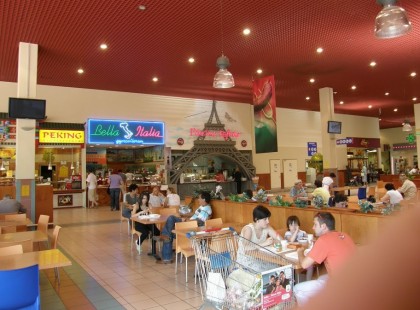 A tescó étteremben a gazdag férfi otthagyta az étel felét, és felállt. Egy szegény ember leült megenni a maradékot, amit észrevett a másik férfi, és EZT tette mindenki előtt