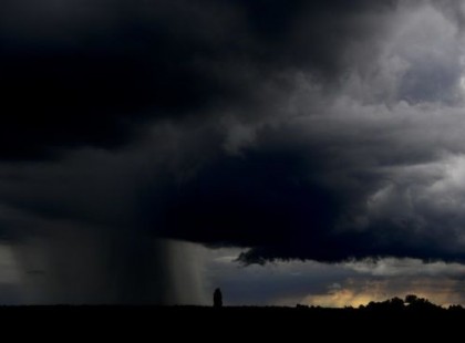 Vész­jel­zést ka­pott az Magyarország!! HATALMAS ESŐ zúdul Magyarországra néhány órán belül JÉGGEL ÉS SZÉLROHAMOKKAL! Ezekben a megyékben ÖZÖNVÍZSZERŰ esőre is fel kell készülni ::