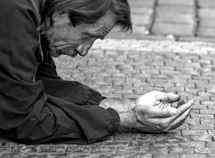 A hajléktalan bácsit így még nem alázták meg, mint ez az anyuka. De visszavágott!