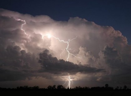15 megyére adtak ki riasztást !Hatalmas égszakadás jön !2 cm-es jégdarabokra hívja fel a figyelmet a meteorológiai szolgálat, amihez 70 km/órás szél társul !
