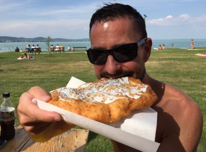 Brutálisan elszálltak a balatoni árak: mélyen a zsebébe kell nyúlnia a strandolni vágyó családoknak